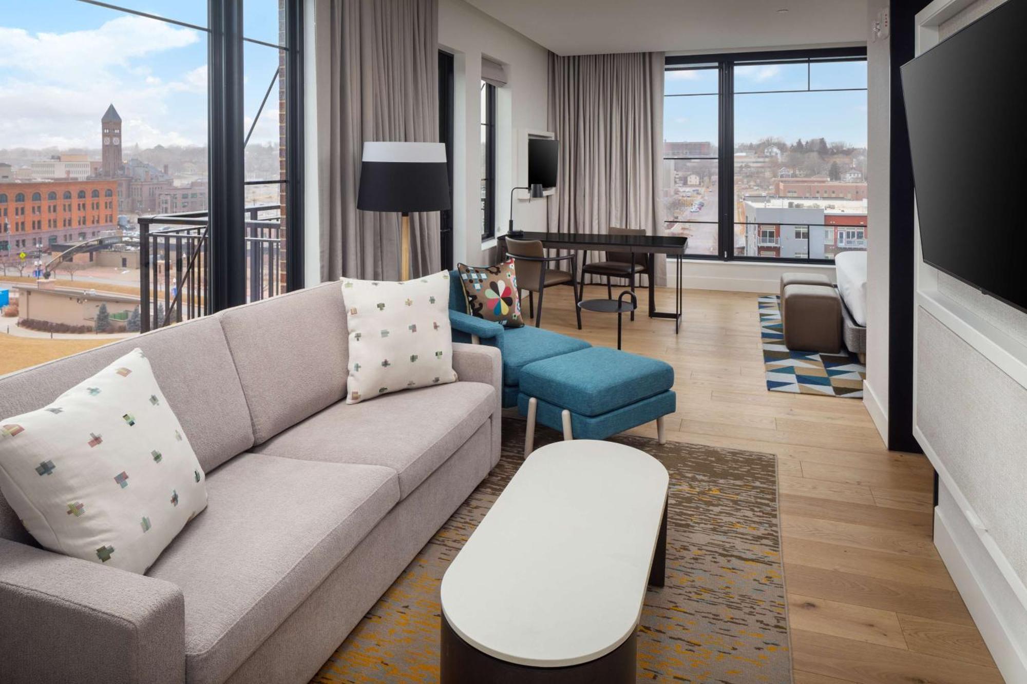Corner King Room with Balcony and City View